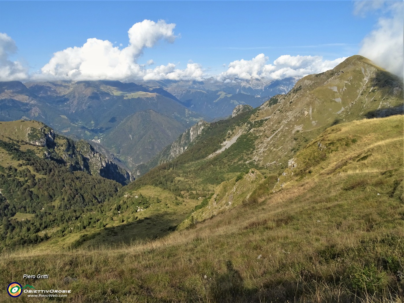 57 Vista sulle valli Raisere e Ancogno.JPG
